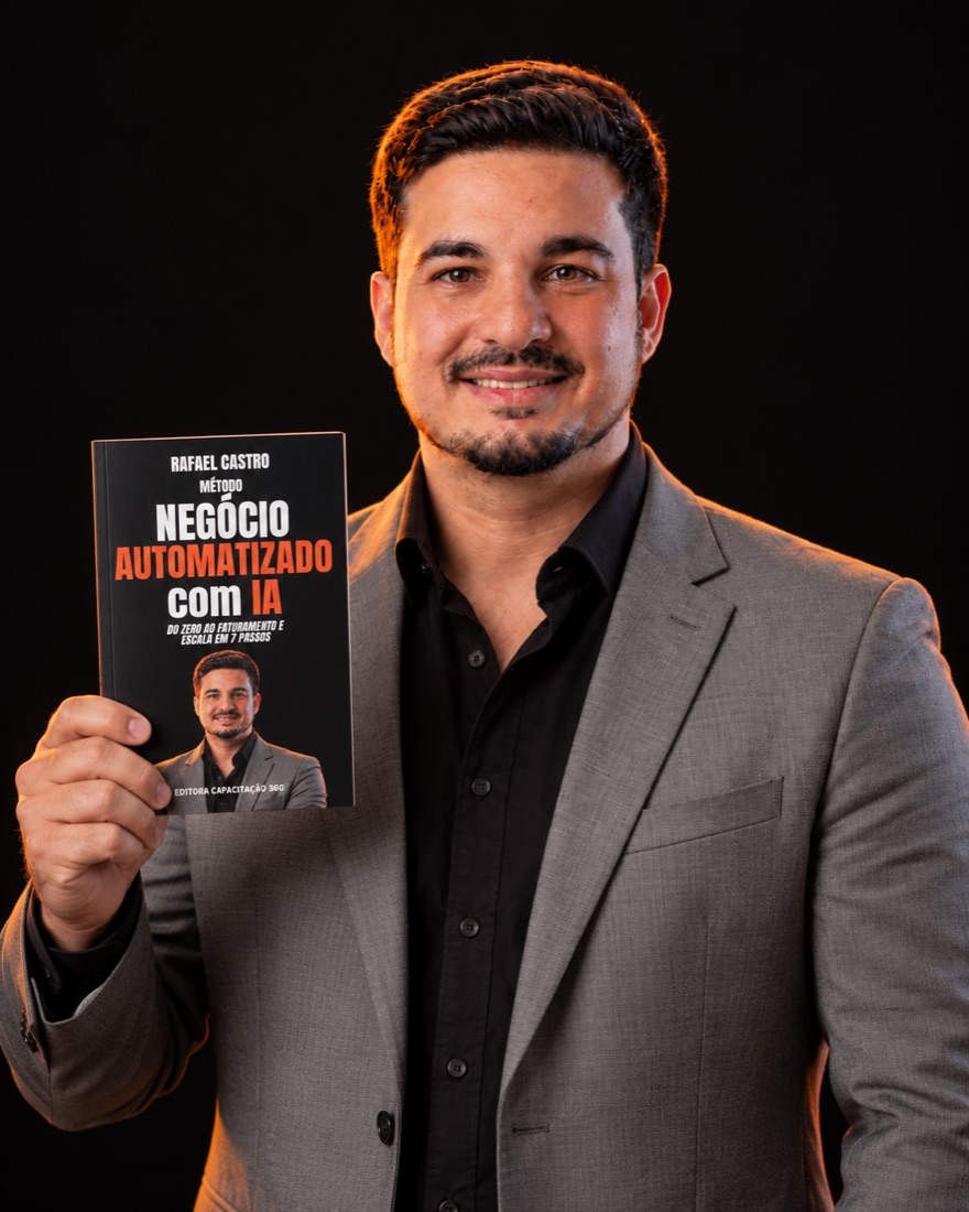 Rafael Castro segurando o livro Método Negócio Automatizado com IA